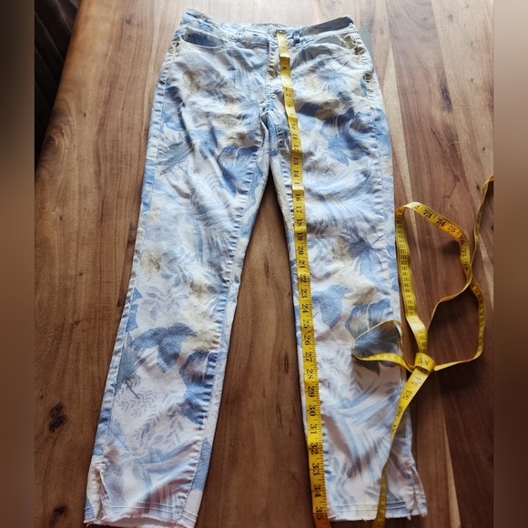 Charlie B tropical floral white jeans, size 4 - Picture 13 of 14